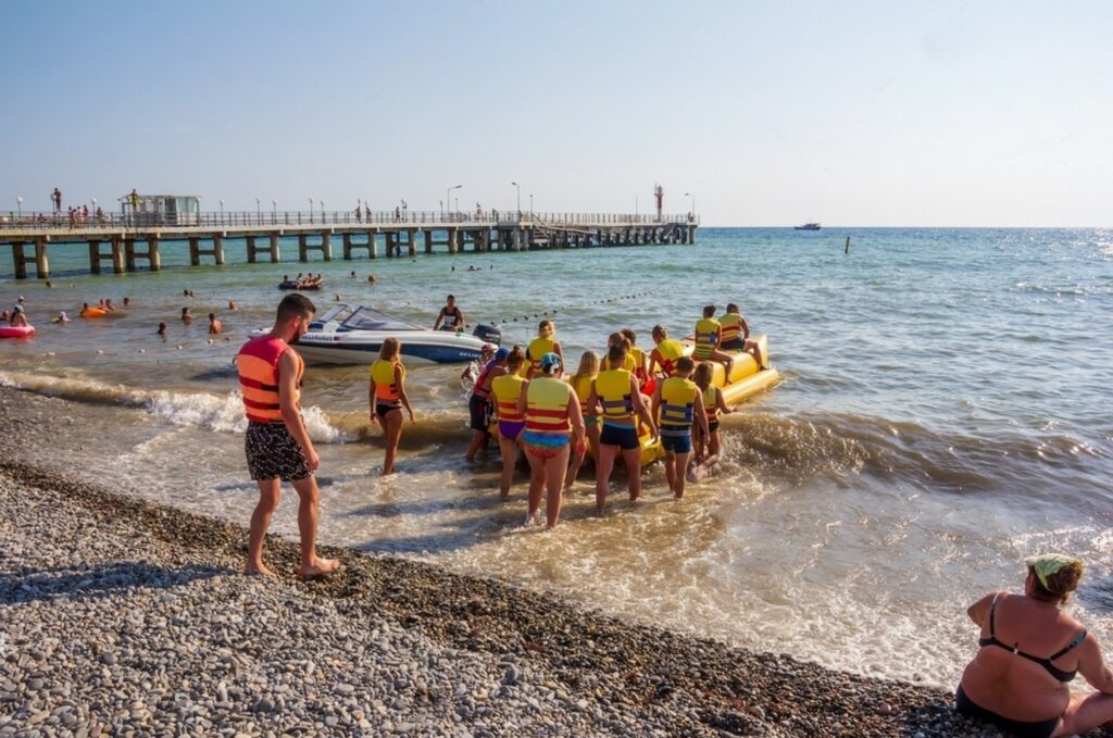 Водные аттракционы на пляже в Сочи